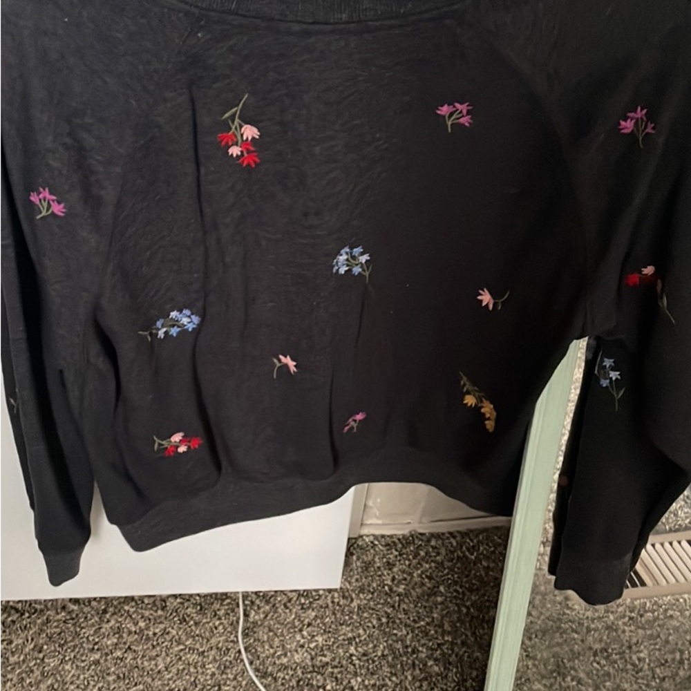 Old Navy crewneck it’s been worn twice